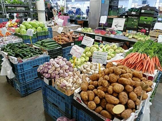 Návštěvnost farmářských trhů opadá. Stánkaře živí přeprodávaná zelenina