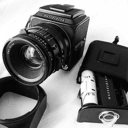 Hasselblad 500cm loading film - 120 film and photo of hasselblad film back with Zeiss 100mm f3.5 lens