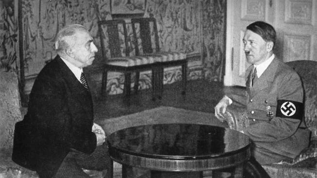 Protektorátní prezident Emil Hácha a nacistický vůdce Adolf Hitler | foto: Vojenský historický ústav