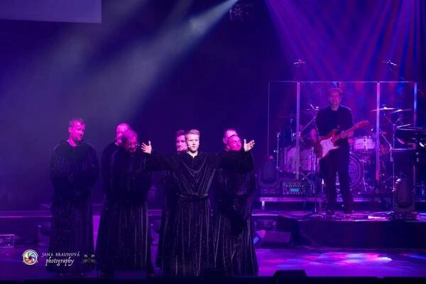Gregorian s Amelií Brightman přivezli do Prahy světové hity, světelnou show i oheň