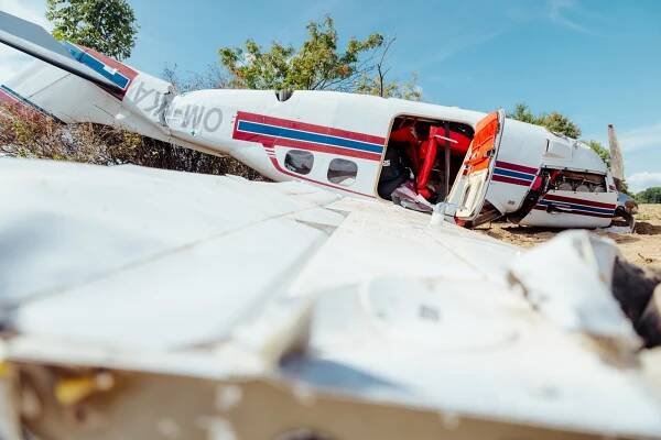 Nouzové přistání letadla v polích u Bartošovic. Pilot skončil v nemocnici
