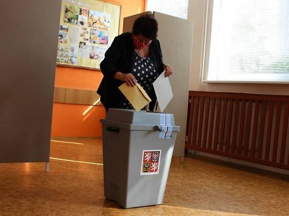 Volby v rouškách: Hranicko vybírá vedení kraje i senátora