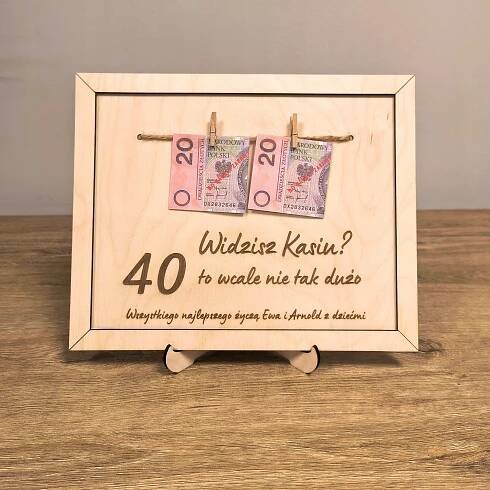 RÁMEČEK DÁREK K NAROZENINÁM 20 30 40 50 60 70 80 90 VŮBEC NE TOLIK GRAVÍROVÁNÍ za 183.00CZK - Allegro