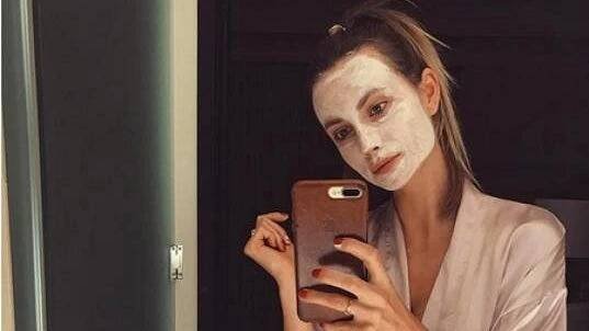 Není vždy jen za stylizovanou krásku. Manželka úspěšného tenisty odvážně zveřejnila fotku s pleťovou maskou