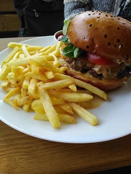 Poctivý burger v zahradní restauraci ve Štruncových sadech: 3 druhy
