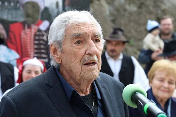 Herecká Legenda Štefan Kvietik oslávil 90. narodeniny na hrade Modrý Kameň - LOOM.SK