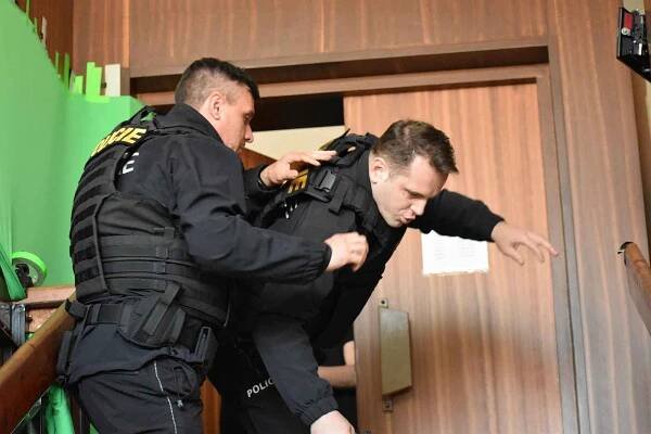V Boskovicích natáčeli filmaři studentský snímek První hlídka. Na snímku kaskadéři nacvičují pád ze schodů.