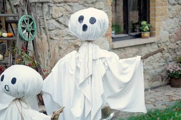 Jak vyrobit venkovní halloweenskou dekoraci Duch z prostěradla je hotový raz dva a vypadá efektně | Mimibazar.cz