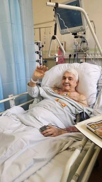FOTO: Jiří Krampol se ozval z nemocnice. – stránka 300