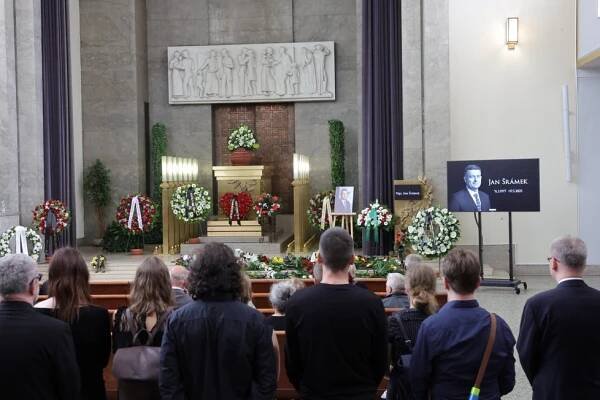 Pohřeb meteorologa Jana Šrámka (†48): Honzu si vzalo nebe, smutnil moderátor Řezníček