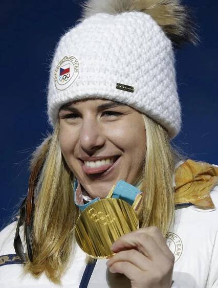Pro triumf s pírkem ve vlasech. Ledecká při medailovém ceremoniálu slzela