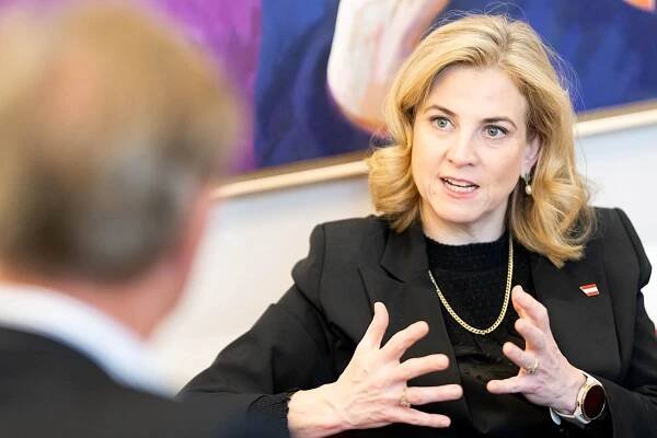 Österreichs Außenministerin: „Irgendwann türmen sich die Särge in Russland“