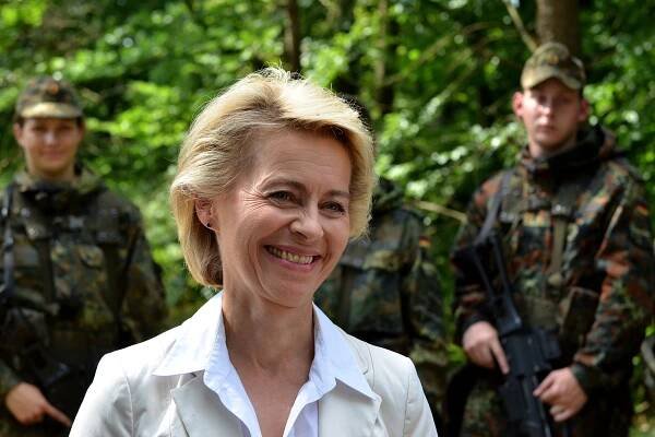 Soubor:Vonderleyen 2014 bundesverteidigungsministerin.JPG – Wikipedie