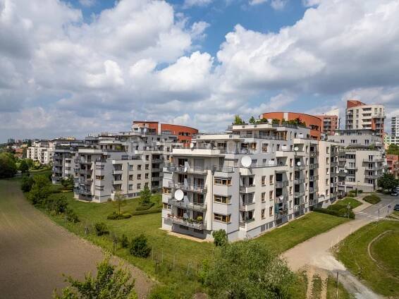 Byt s jedinečnými výhledy z obrovské terasy „Rezidence Park Hostivař“ z projektu od Central Group z roku 2007