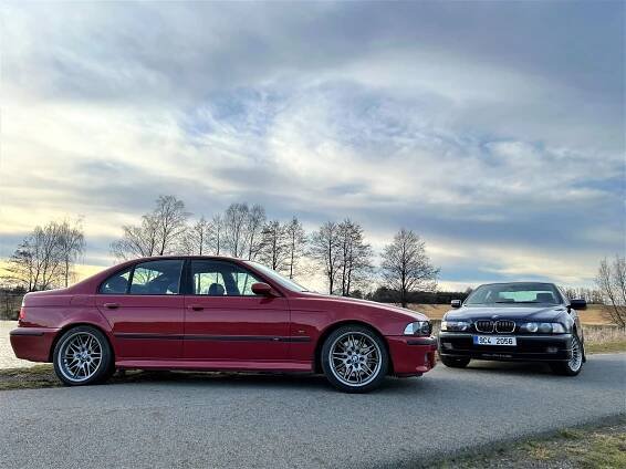 Šestnáct válců a 750 koní toho nejlepšího z Bavorska: BMW M5 versus Alpina B10 V8
