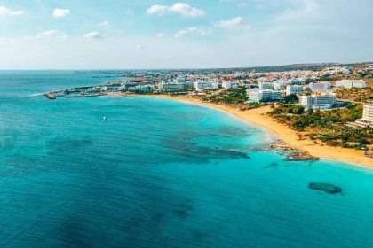 Nissi pláž v Ayia Napa, čisté letecké fotografie slavné turistické pláže na Kypru. Nejlepší letovisko oblasti Kypru, Nissi pláž, hotely, zátoky, parky — Stock obrázek