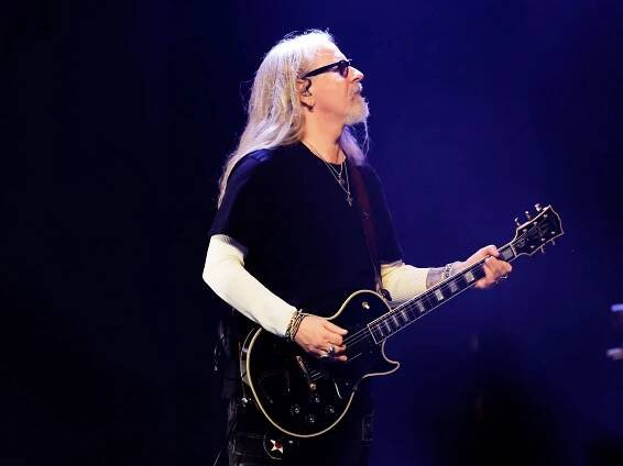 Jerry Cantrell performing live
