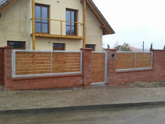 Plotové dílce, ocelový rám pozinkovaný s dřevěnou výplní - Zámečnictví Znášik Terasa, mříže, vrata, posuvné brány, dveře, schodiště, zakázková kovovýroba, ocelová konstrukce, zábradlí, ocelové zábradlí, zábradlí na terasu, zámečnictví mělník 