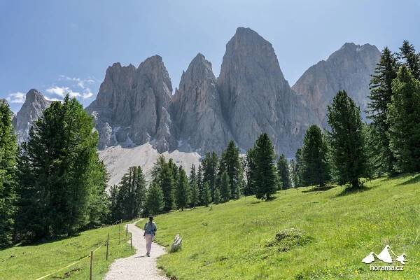 Pod hřeben Puez Odle v italských Dolomitech s batoletem | Horama