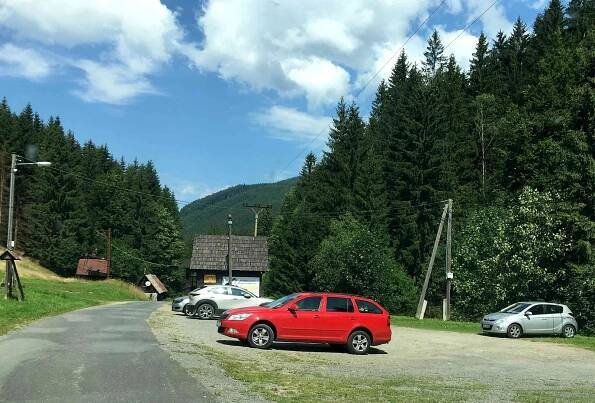 Parkování pod Lysou horou? V Beskydech bojují s divokým parkováním pokutami