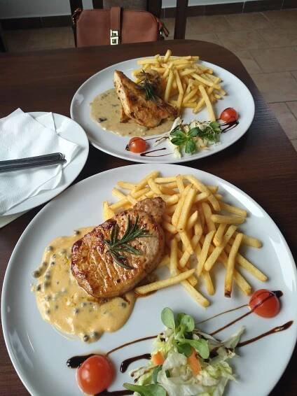 Kuřecí steak a zelenina z grilu či vepřový s omáčkou a přílohou + nápoj