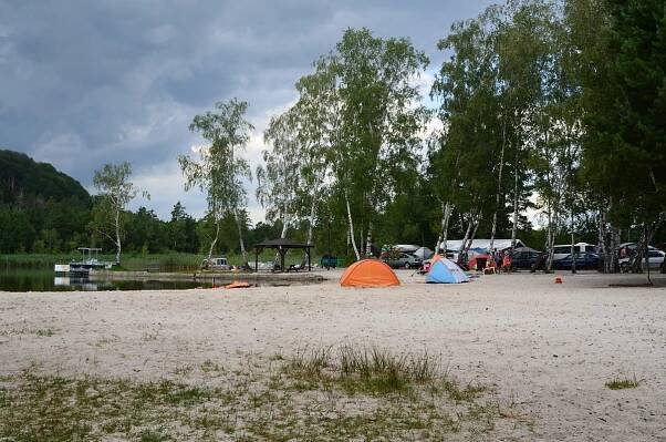 Family kemp | Máchovo Jezero | ubytování přímo u jezera - bungalovy, chatky, karavany, stany, kemp s vlastní písčitou pláží