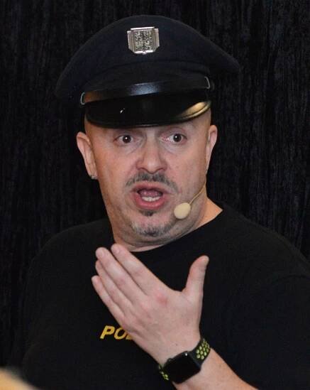 Oblíbený bavič Zdeněk Izer přijel do pražírny kávy. Před vystoupením ji zkoušel