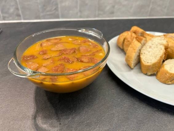 Buřtguláš – trampská pochoutka, kterou si jednoduše připravíte i doma