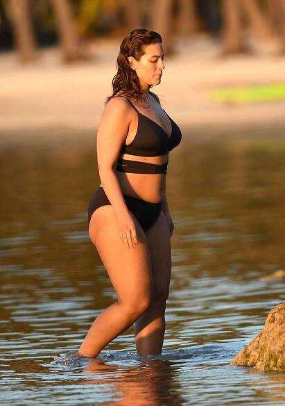 Plus size modelka Ashley Graham v bikinách: Foto ze zákulisí focení
