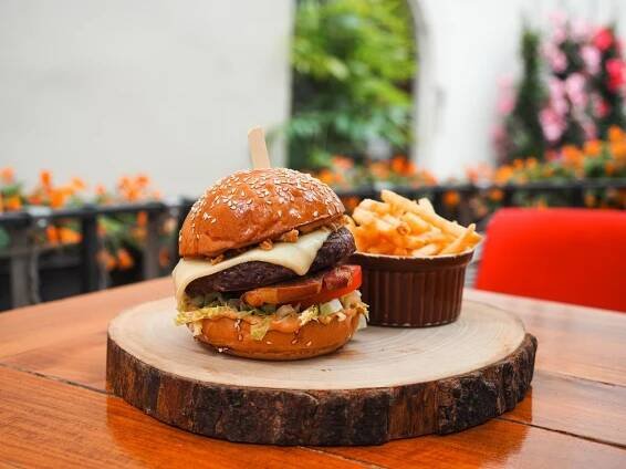 Originální zvěřinový burger ochutnáte v restauraci Deer