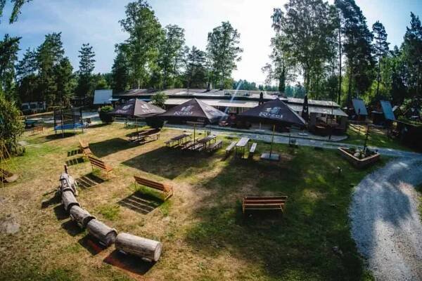 Kemp Sluníčko – Chatkový a stanový areál - Máchovo Jezero