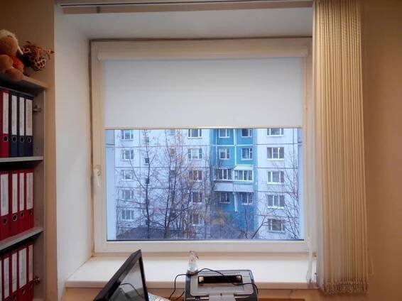 Záclony na plastová okna (55 fotografií): volíme rolety se zapínáním bez vrtání