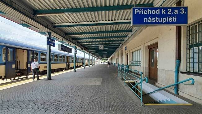 Hradec Králové, hlavní nádraží, 1. nástupiště u koleje 1