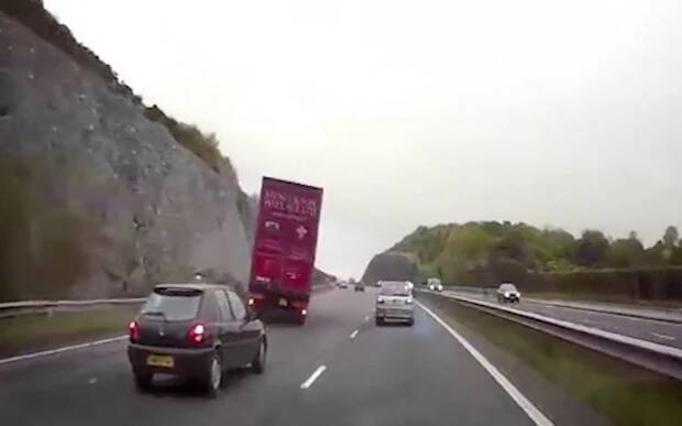 Řidič kamionu smetl auto. Angličanka věří, že její rodinu před smrtí ochránil duch