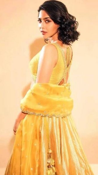 Aishwarya Lekshmi stuns in timeless traditional ethnic wear