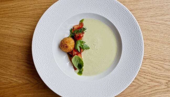 Artyčokový krém s kroketou se šunkou Jamón Ibérico, tatarákem z rajčat se sušeným zázvorem 
a bazalkou
Creamy artichokes soup with Jamón Iberico croquette, tomato tartar and ginger

