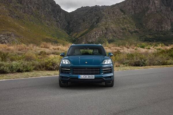 Porsche Cayenne má po faceliftu. Vzhled se příliš nezměnil, do nabídky se vrátil osmiválec a spolujezdec dostal svůj displej