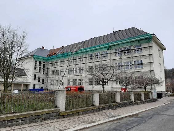 Střechy dvou rokycanských devítiletek obsadili pokrývači