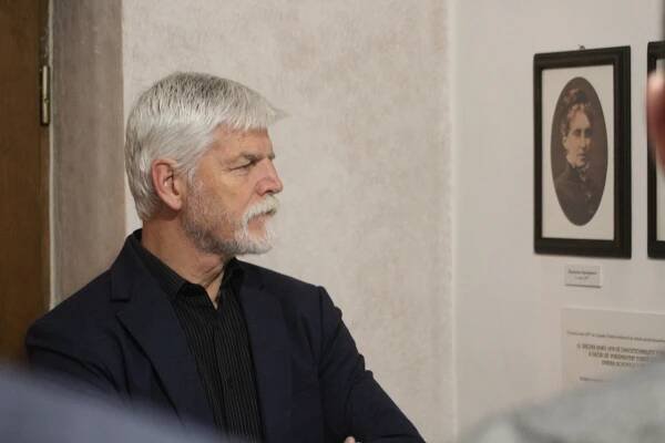 Prezident Pavel v Hodoníně. Muzeum mu věnovalo vzácnou medaili s Masarykem