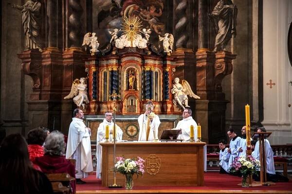 Mše svatá v Klatovech se zástupci jezuitského řádu - Diecéze plzeňská 