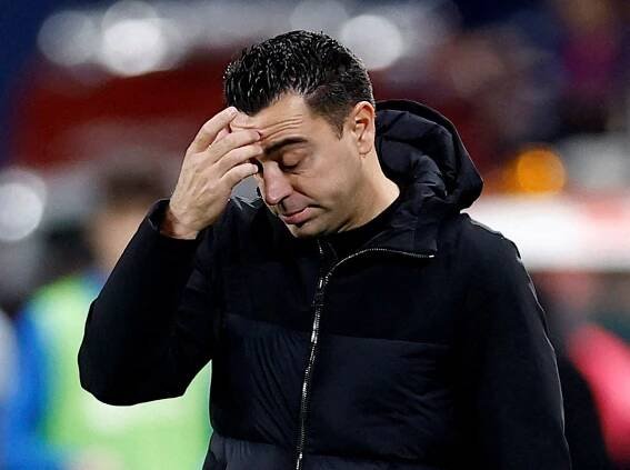 Xavi viní sudího z vyřazení Barcelony. Rozkopal panel a dostal další červenou