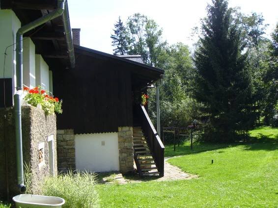 pohled z boku zahrady - chalupa k pronájmu Bartošovice v Orlických horách - foto 3