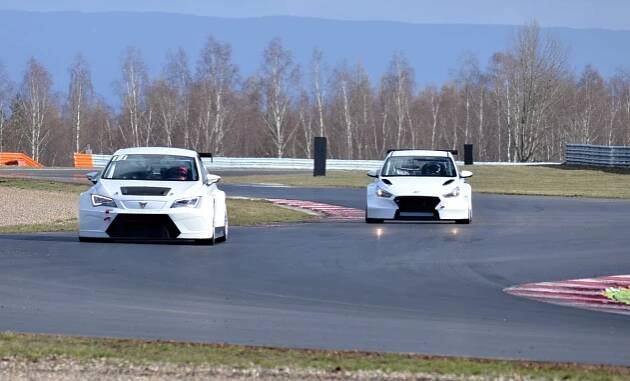 Nový asfalt mosteckého autodromu prověřily při testování první vozy