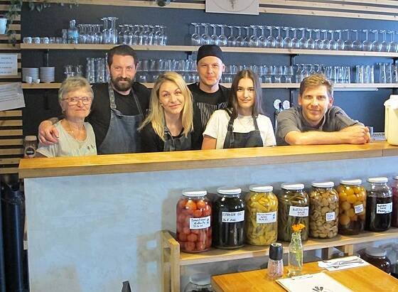 Pavel Drdel (druhý zleva) si chválí kolegy v restauraci Sůl a Řepa.