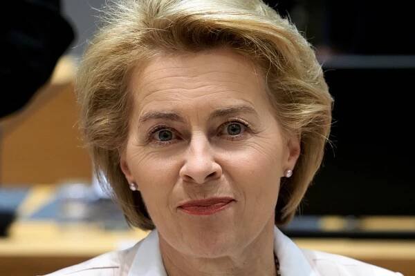 Šéfka Evropské komise Ursula von der Leyenová jde do karantény, minulé úterý byla na setkání,...