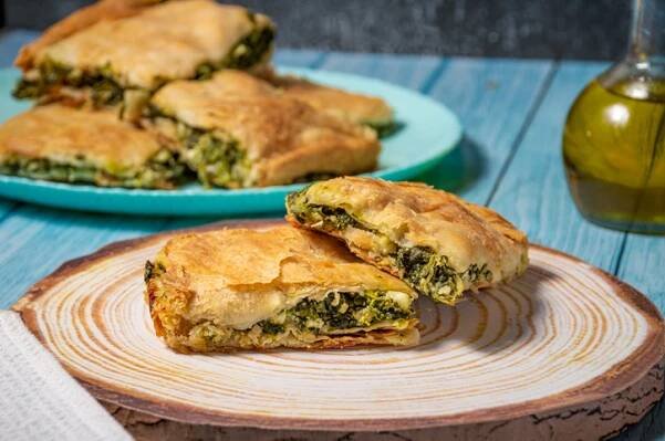 Spanakopita je chutný řecký koláč plněný špenátem a sýrem.