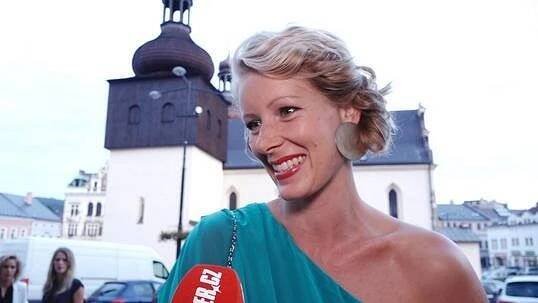 Ve 35 je krásnější než jako teenagerka z Dobré čtvrti: Tahle blondýnka boduje nejkrásnějšíma a nejdelšíma nohama - Super.cz