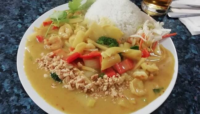 Žluté Thai Curry s krevetami z vietnamského bistra What the Pho Ústí nad Orlicí.