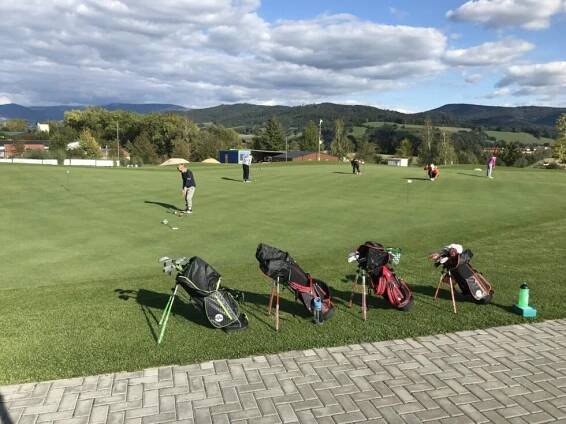 Nové dětské golfové sety z Nadace Hanuše Goldscheidera pro český golf | RAPOTÍN GOLF CLUB