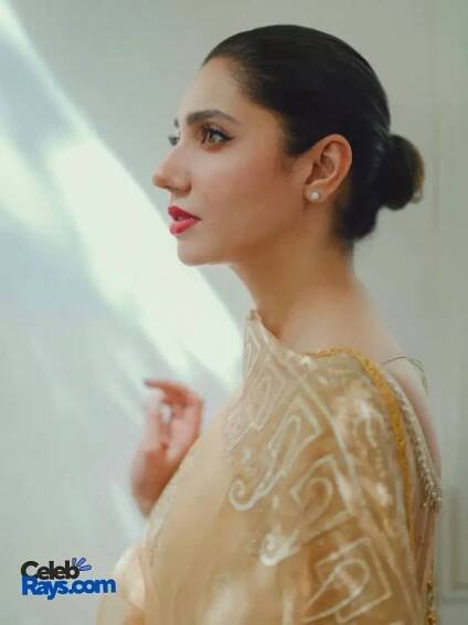 Mahira khan social media